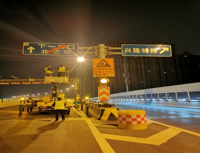 新余郑州市北三环彩虹桥交通标志牌安装现场